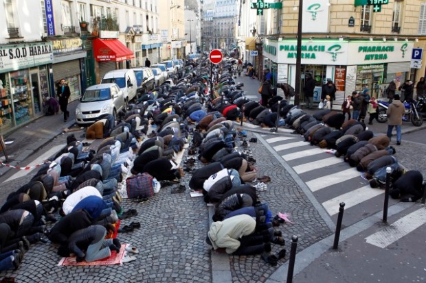 frankrijk moslims bidden op straat